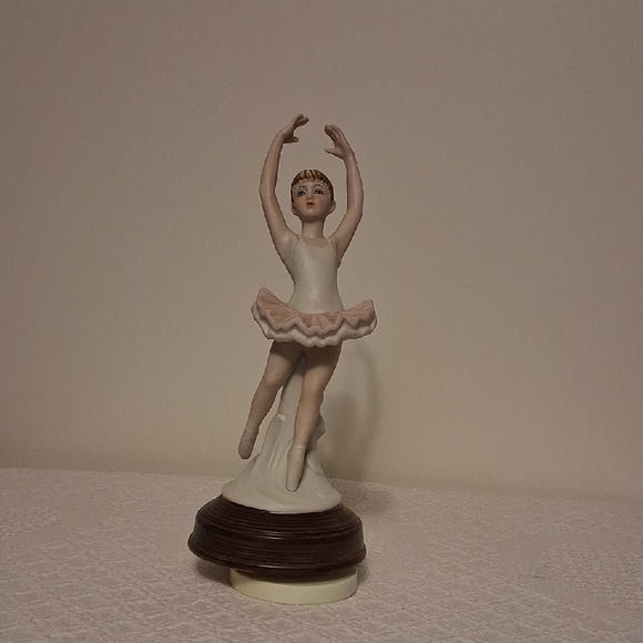 Elegant Porcelain ✨💃  Ballerina Music box Figurine in Cream and Pink - Picture 2 of 15